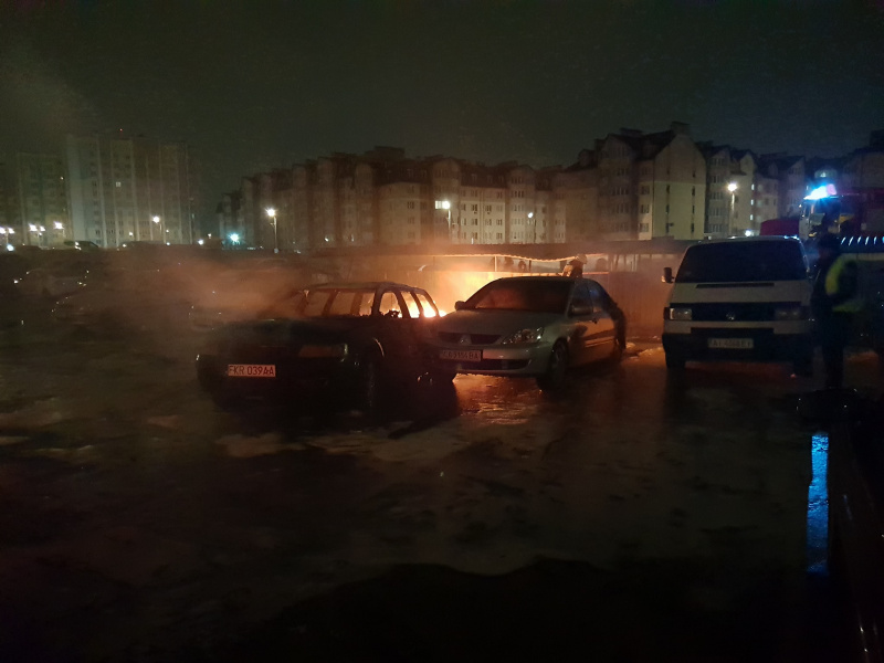 Під Києвом згоріли п'ять автомобілів (фото, відео)