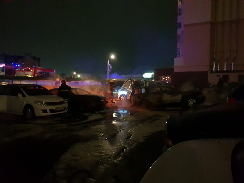 Під Києвом згоріли п'ять автомобілів (фото, відео)