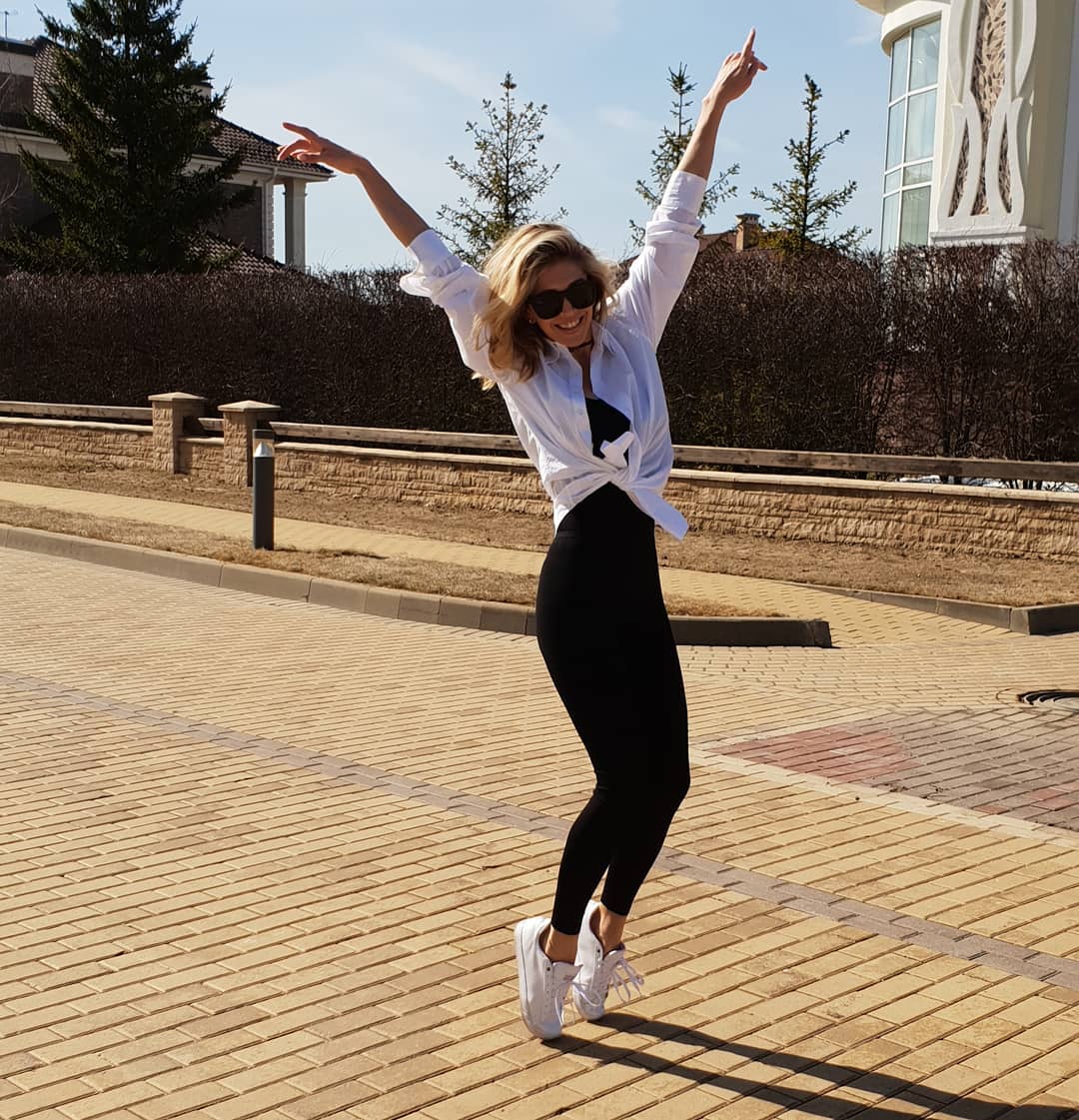 Юбка подвела: Вера Брежнева упала во время выступления в Москве (видео)