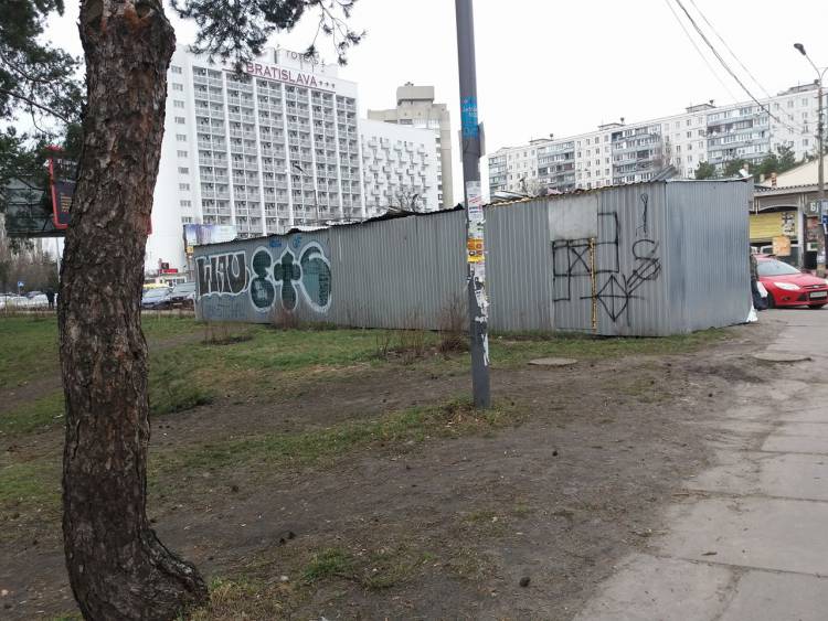 На Дарниці вандали знищили зелені насадження, щоб встановити МАФи (фото)