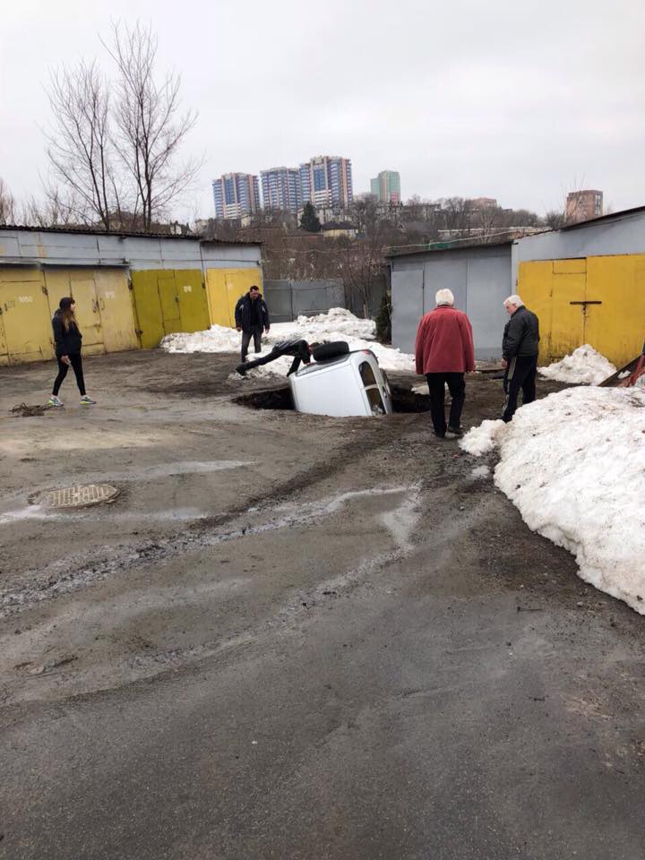 &quot;Привет коммунальщикам&quot;: в Харькове машина &quot;ушла&quot; под землю