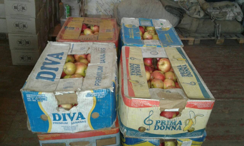 Фрукты, колбасы и крабовые палочки: в сети показали, чем кормят бойцов АТО (фото)