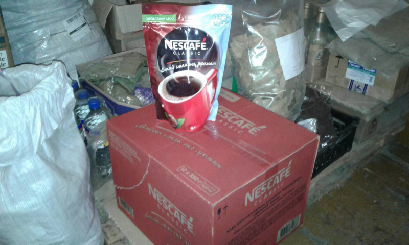 Фрукты, колбасы и крабовые палочки: в сети показали, чем кормят бойцов АТО (фото)