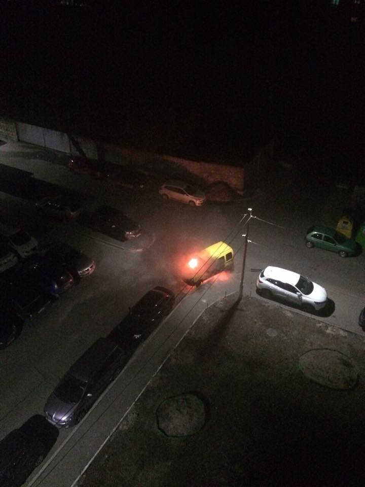 "Було дуже страшно": під Києвом загорілося кілька авто (фото, відео)