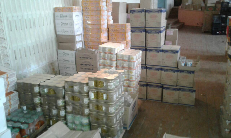 Фрукты, колбасы и крабовые палочки: в сети показали, чем кормят бойцов АТО (фото)