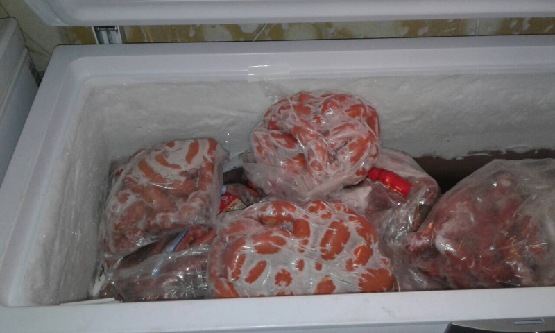 Фрукты, колбасы и крабовые палочки: в сети показали, чем кормят бойцов АТО (фото)