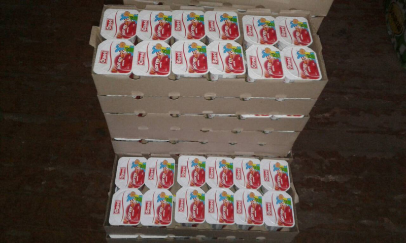 Фрукты, колбасы и крабовые палочки: в сети показали, чем кормят бойцов АТО (фото)