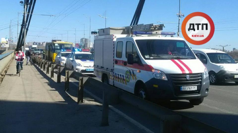 "Сняты, отшлепаны, спасены": в Киеве на мосту поймали подростков-экстремалов  (фото)