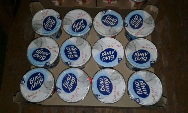 Фрукты, колбасы и крабовые палочки: в сети показали, чем кормят бойцов АТО (фото)