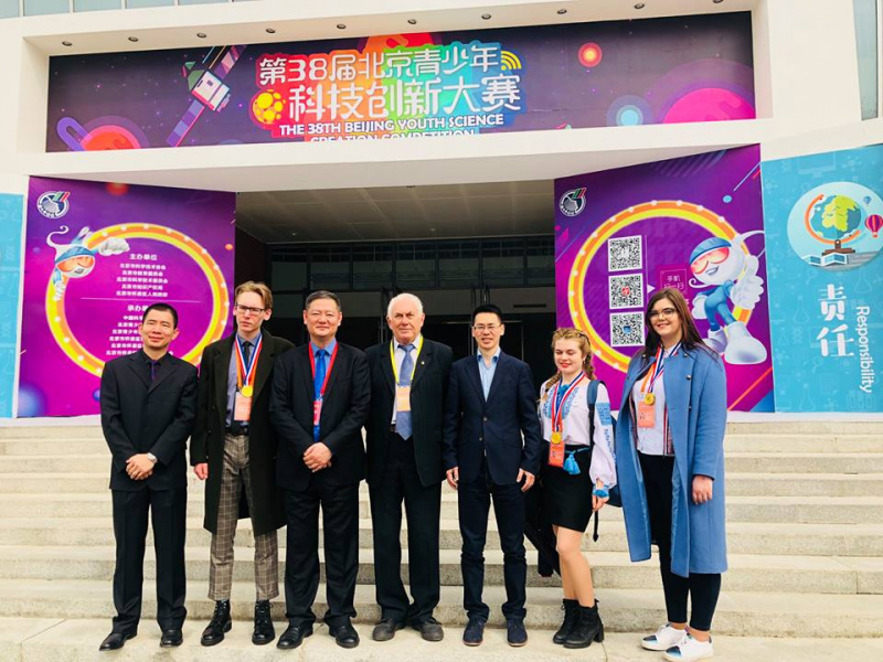 Три украинских школьника победили на конкурсе научных разработок в Китае