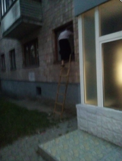 Код "от Сатаны": пенсионерка выходит из дома исключительно через окно по лестнице (фото)