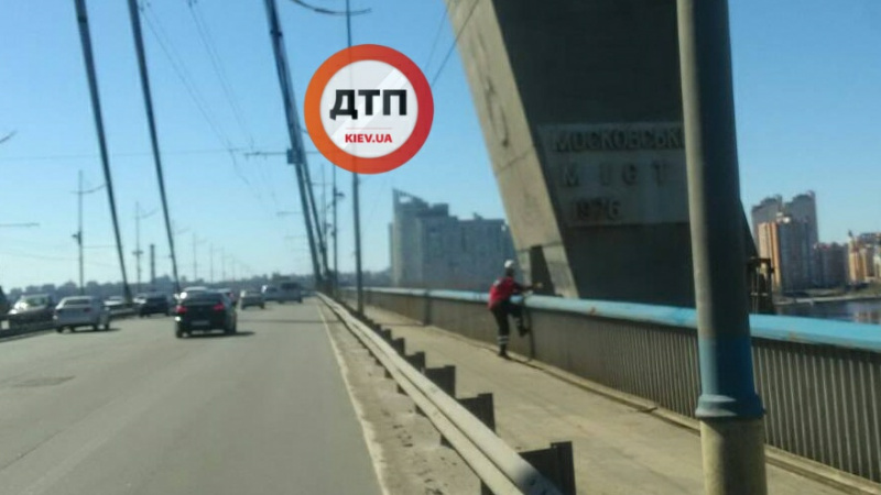 "Сняты, отшлепаны, спасены": в Киеве на мосту поймали подростков-экстремалов (фото)