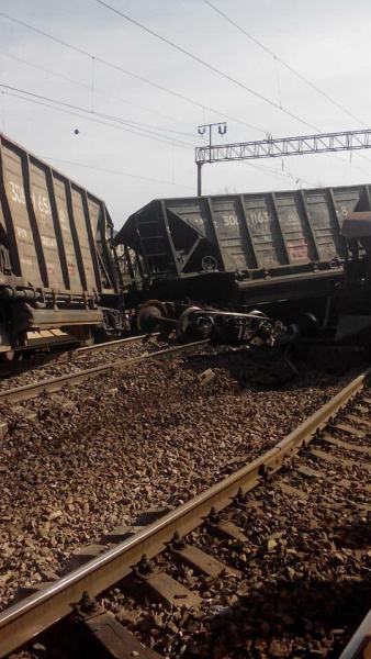 Під Львовом сталася аварія на ж/д: рух поїздів призупинено (фото і відео)