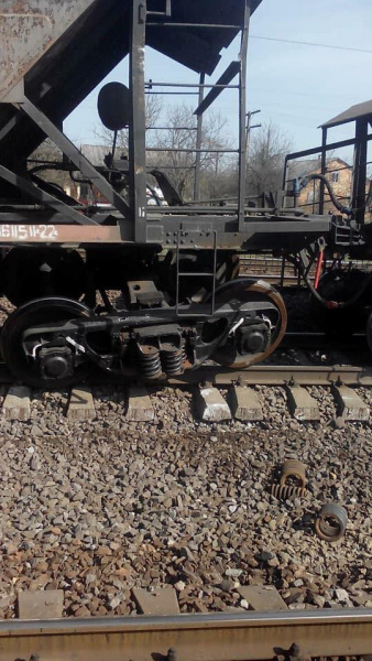 Під Львовом сталася аварія на ж/д: рух поїздів призупинено (фото і відео)