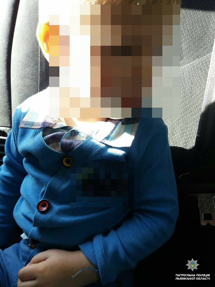 У Львові дворічний хлопчик сам гуляв босий на вулиці (фото)