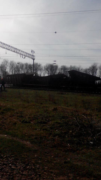 Під Львовом сталася аварія на ж/д: рух поїздів призупинено (фото і відео)