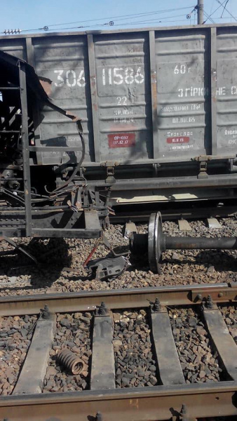 Під Львовом сталася аварія на ж/д: рух поїздів призупинено (фото і відео)