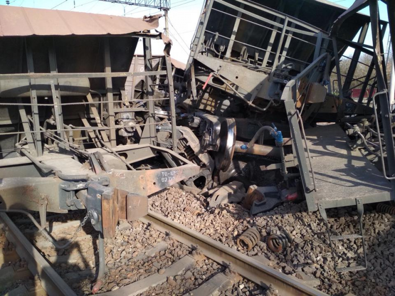 Під Львовом сталася аварія на ж/д: рух поїздів призупинено (фото і відео)