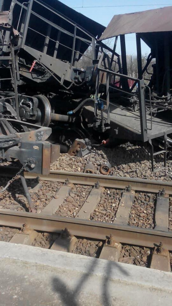 Під Львовом сталася аварія на ж/д: рух поїздів призупинено (фото і відео)