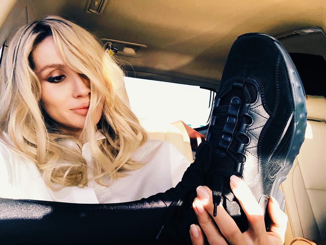 "Тримайте міцніше, дитині потрібен батько": шанувальники Світлани Лободи прокоментували дивне фото з ногою