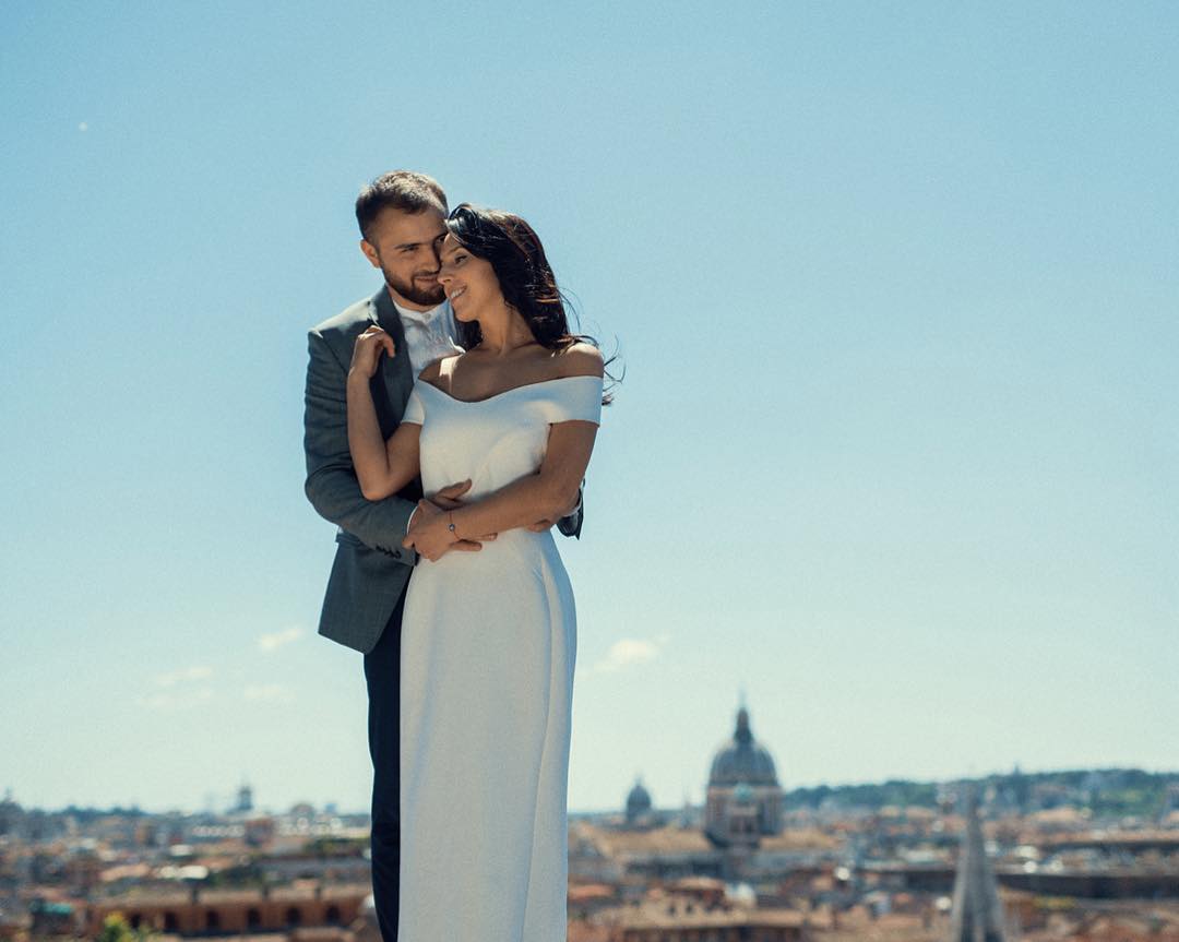 Сыну Джамалы исполнился месяц: певица и Катя Осадчая прогулялись с малышами (фото)