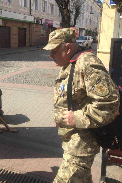 Украинцев предупредили об аферисте, который наряжается в ветерана АТО (фото)