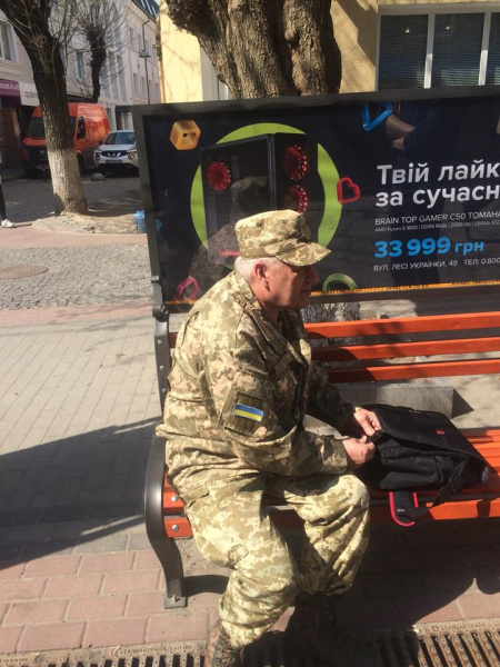 Украинцев предупредили об аферисте, который наряжается в ветерана АТО (фото)