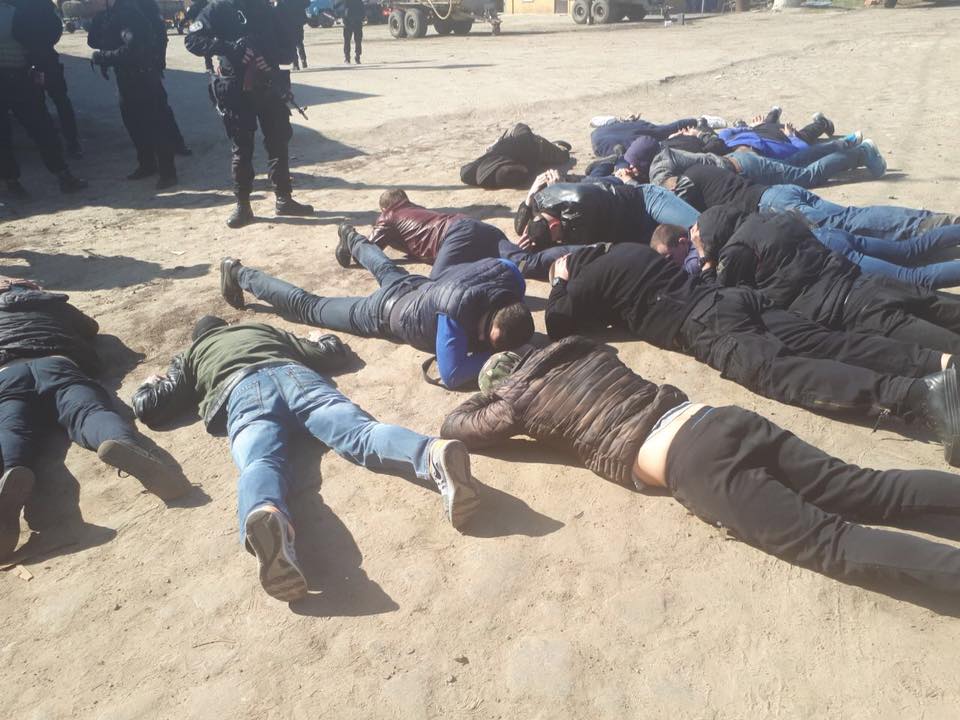 "Обличчям в землю": у Черкаській області "пов'язали" 50 "рейдерів" під час захоплення підприємства