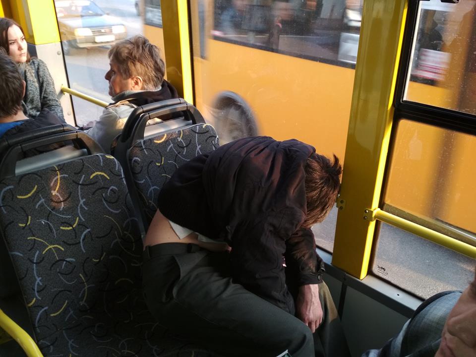 "Никакой реакции!": в Сумах в троллейбусе проигнорировали пассажира, которому стало плохо