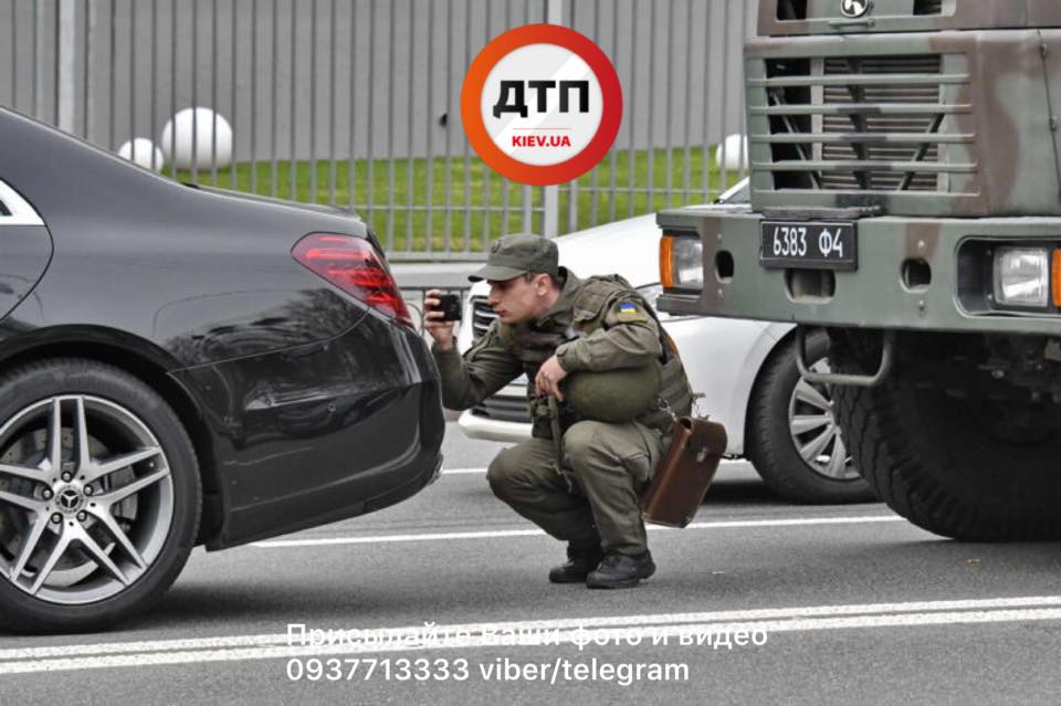 У Києві вантажівка з нацгвардійцями потрапила у ДТП (фото)