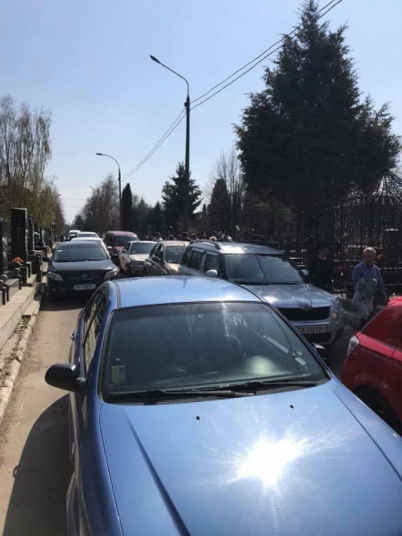 "Їздять по трасі": мережу обурило масове скупчення автохамів на кладовищі в Києві (фото)