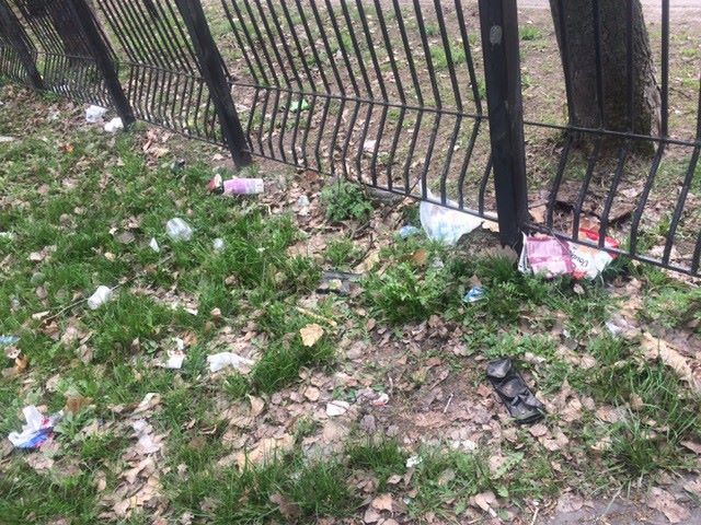 "Ганебна сторона столиці": у Києві стадіон потопає у смітті (фото)