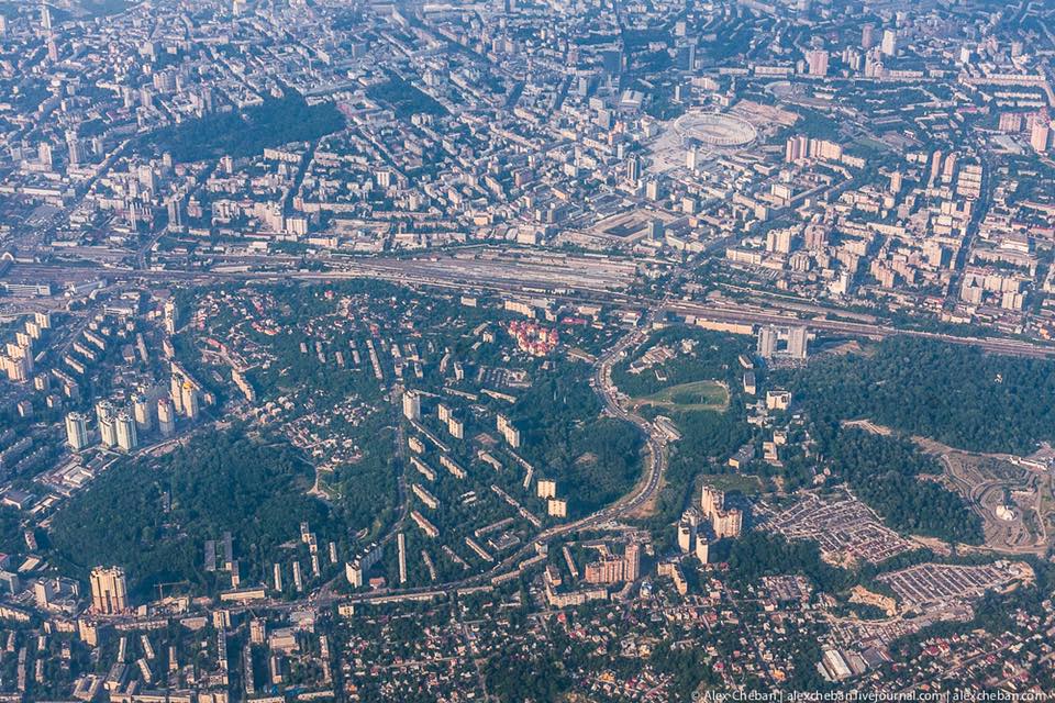 "Два різних світу": у мережі порівняли зняті з повітря фото Києва та Луганської області