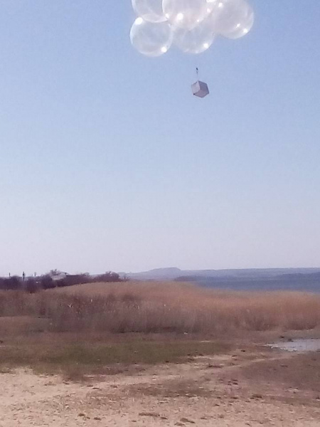 Над оккупированным Донбассом заметили "парящий" флаг Украины (фото)