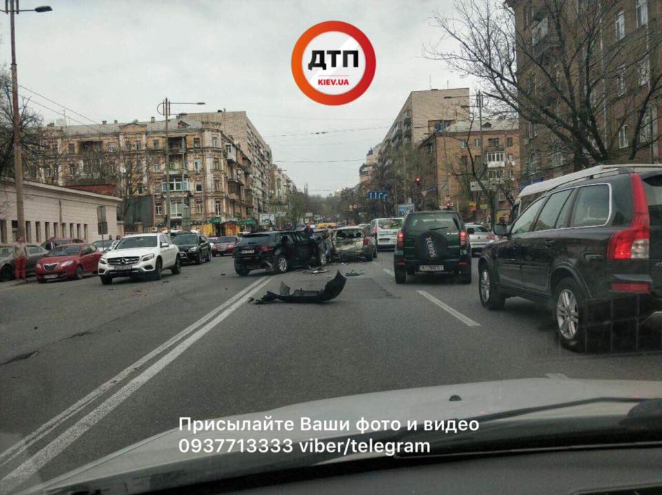 У Києві п'яний водій врізався в два авто та намагався втекти з місця ДТП (фото)
