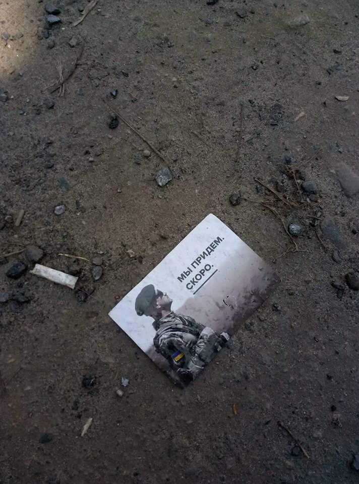 Листівки для окупантів: в Луганську бойовикам "ЛНР" передали "послання" (фото)