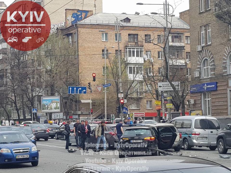 У Києві п'яний водій врізався в два авто та намагався втекти з місця ДТП (фото)