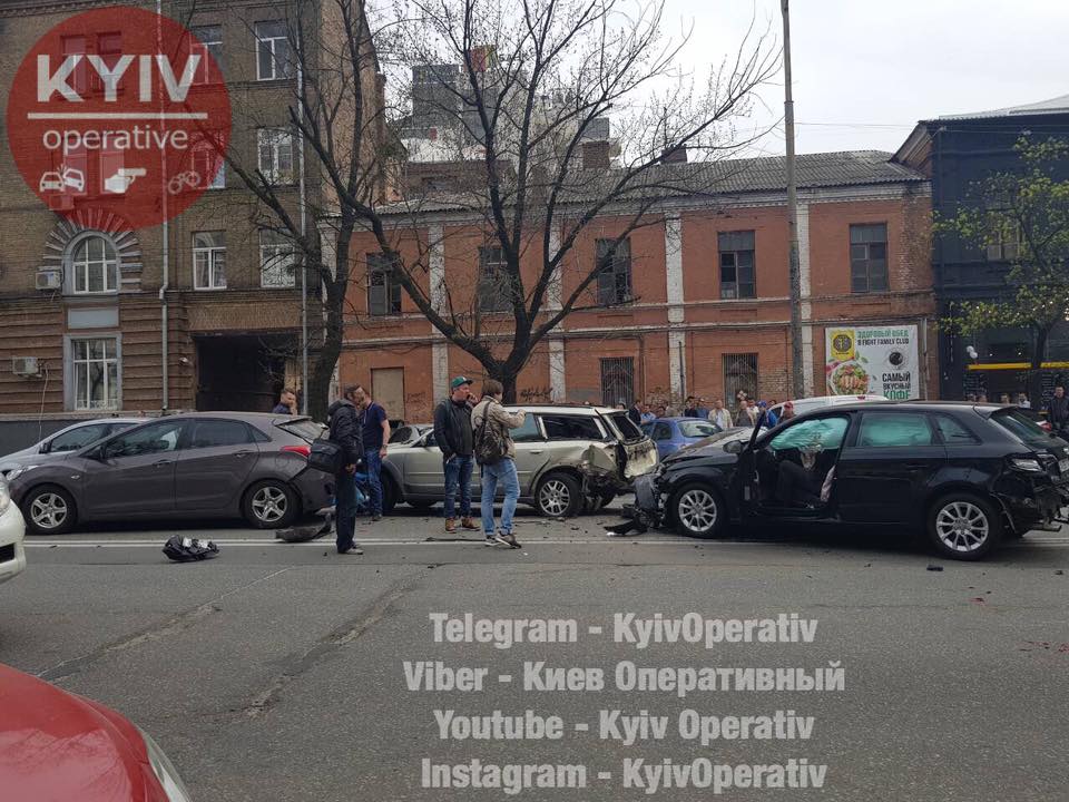 У Києві п'яний водій врізався в два авто та намагався втекти з місця ДТП (фото)