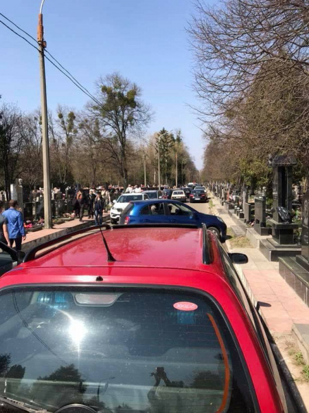 "Їздять по трасі": мережу обурило масове скупчення автохамів на кладовищі в Києві (фото)