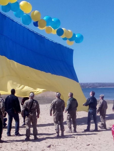 Над оккупированным Донбассом заметили "парящий" флаг Украины (фото)