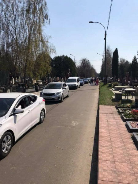 "Їздять по трасі": мережу обурило масове скупчення автохамів на кладовищі в Києві (фото)