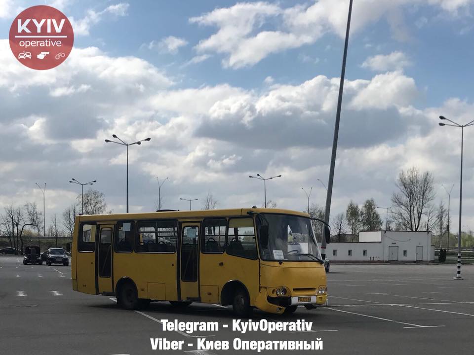 "Як "найрозумніший": мережу обурив водій маршрутки, який зник з місця ДТП у Києві (фото)