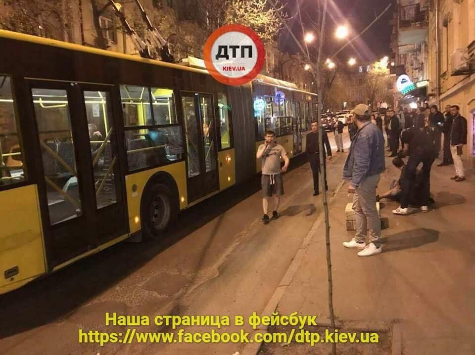 В троллейбусе Киева произошла поножовщина (фото)