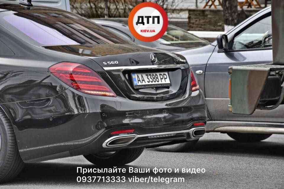 У Києві вантажівка з нацгвардійцями потрапила у ДТП (фото)