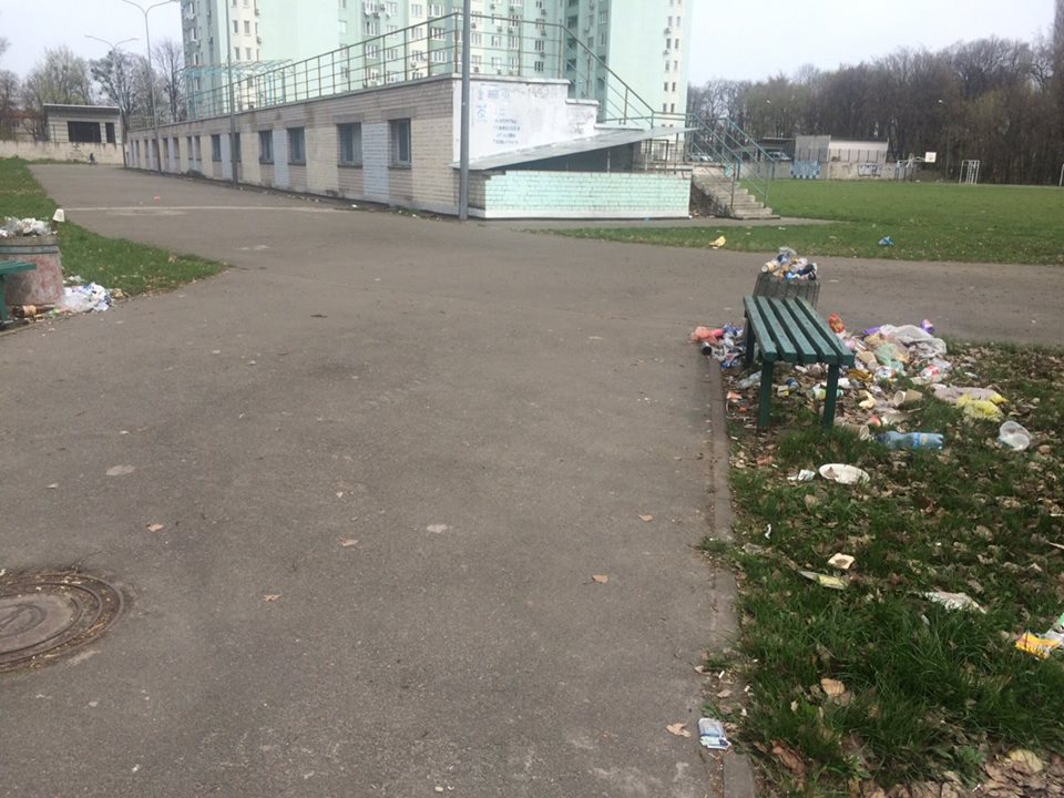 "Ганебна сторона столиці": у Києві стадіон потопає у смітті (фото)