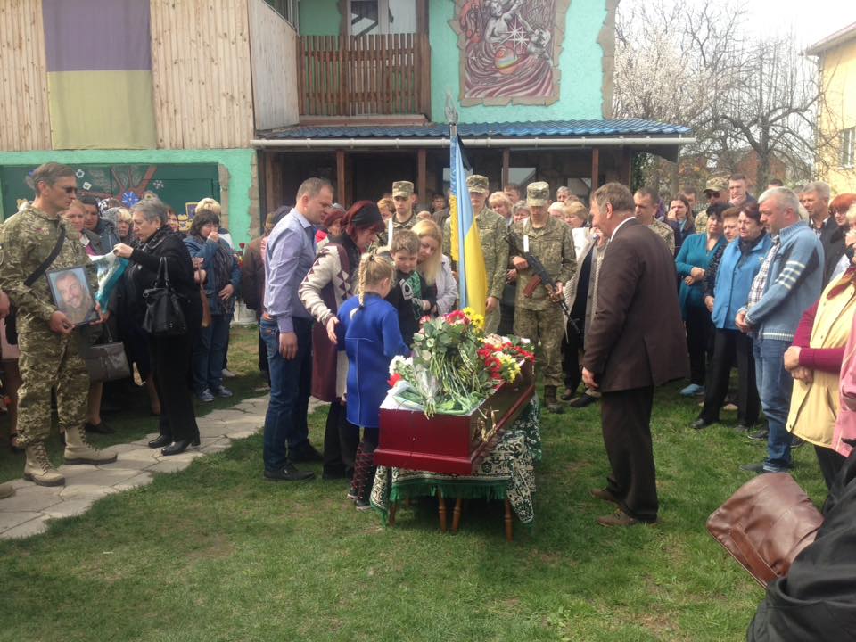 "Його серце вміщало всіх": у Києві проводили в останню путь відомого волонтера і ветерана