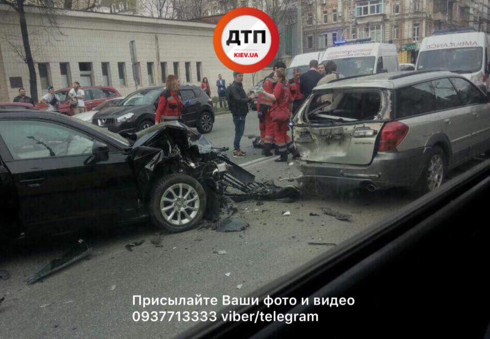 У Києві п'яний водій врізався в два авто та намагався втекти з місця ДТП (фото)