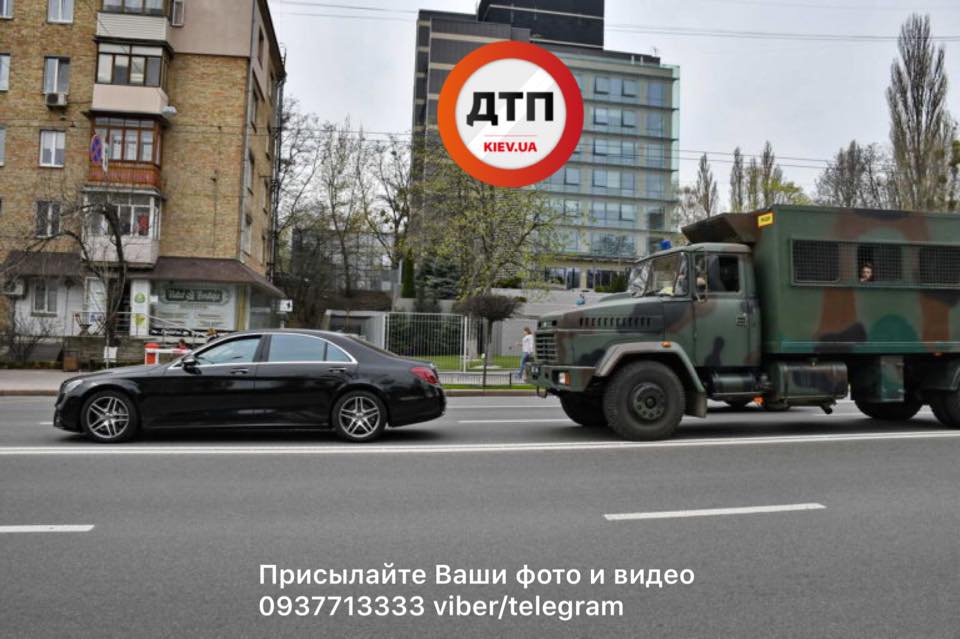 У Києві вантажівка з нацгвардійцями потрапила у ДТП (фото)