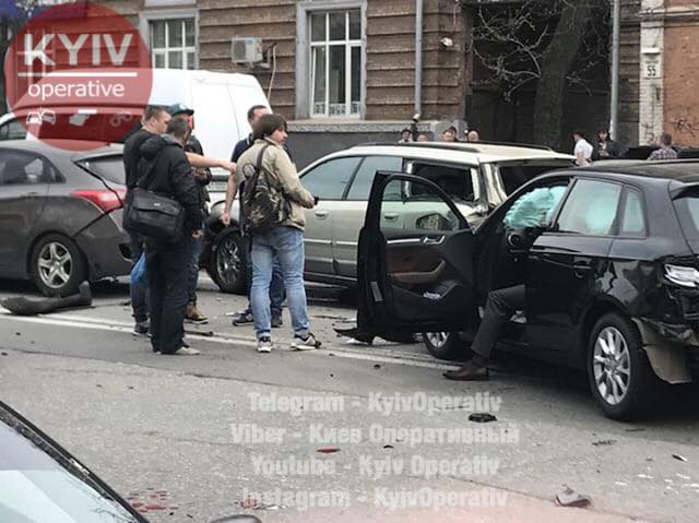 У Києві п'яний водій врізався в два авто та намагався втекти з місця ДТП (фото)
