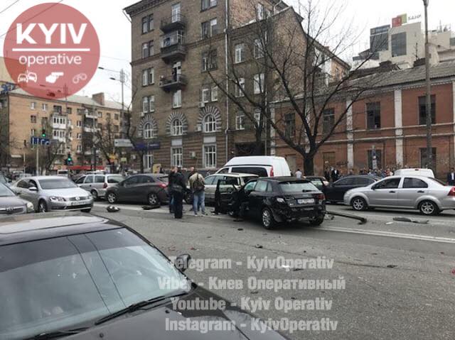 У Києві п'яний водій врізався в два авто та намагався втекти з місця ДТП (фото)